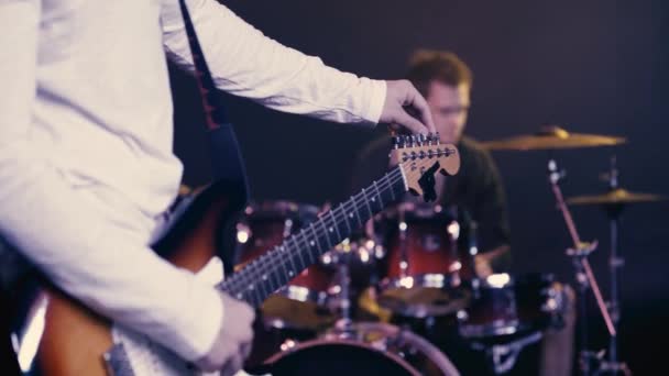 Selectieve Focus Van Gitarist Repeteren Met Drummer — Stockvideo