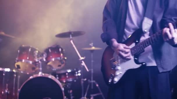 Обрезанный Вид Гитариста Играющего Рядом Барабанной Установкой — стоковое видео