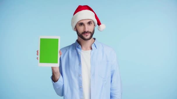 男子持有数码平板与绿色屏幕隔离蓝色 — 图库视频影像