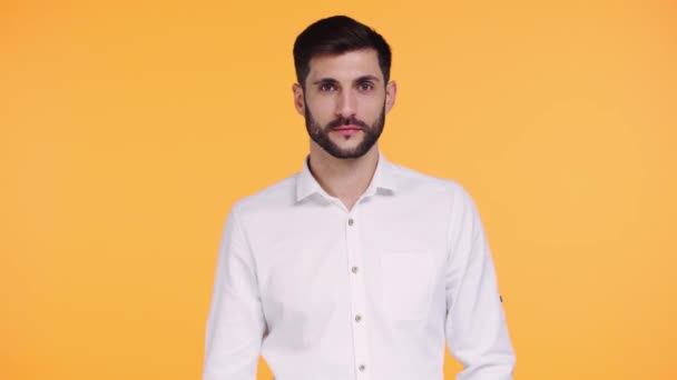 Vousatý Muž Ukazuje Znamení Izolované Oranžové — Stock video