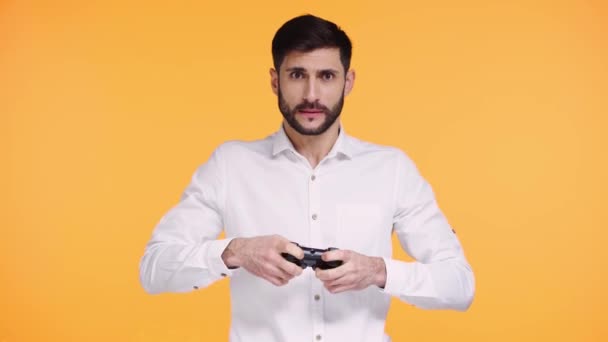Kiev Oekraïne November 2019 Overstuur Man Speelt Videospel Geïsoleerd Oranje — Stockvideo