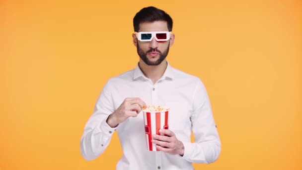 Man Bril Eten Popcorn Kijken Film Geïsoleerd Oranje — Stockvideo