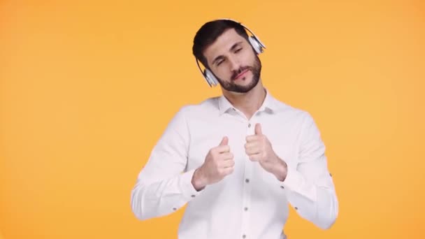 Homem Fones Ouvido Dançando Isolado Laranja — Vídeo de Stock