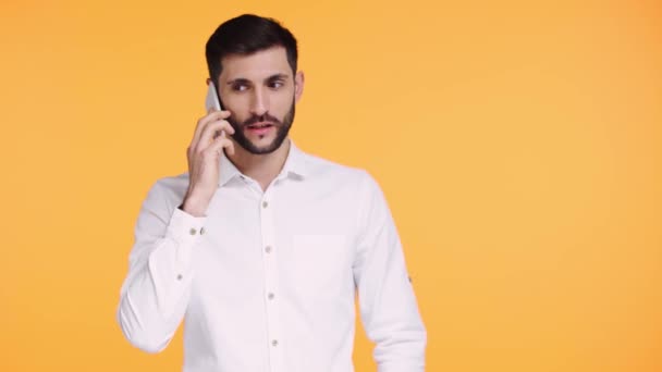 Hombre Feliz Hablando Teléfono Inteligente Aislado Naranja — Vídeos de Stock