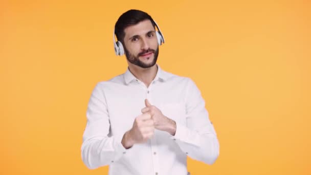 快乐的男人 戴着耳机 孤身一人跳橙色舞 — 图库视频影像