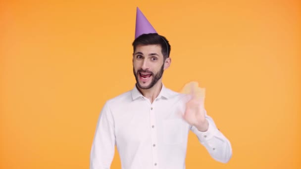 Homme Heureux Chapeau Fête Agitant Main Sur Orange — Video