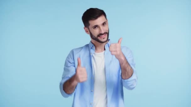Hombre Feliz Mostrando Pulgares Hacia Arriba Aislado Azul — Vídeo de stock