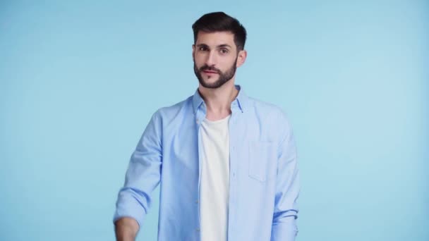 Feliz Hombre Mostrando Signo Aislado Azul — Vídeo de stock