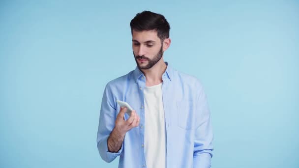 Foco Rack Homem Segurando Smartphone Com Tela Verde Isolada Azul — Vídeo de Stock