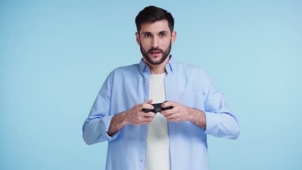 Kijev Ukrajna November 2019 Boldog Ember Játszik Videojáték Elszigetelt Kék — Stock videók