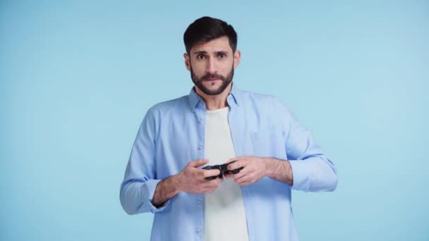 Kiev Oekraïne November 2019 Gefrustreerde Man Speelt Videospel Geïsoleerd Blauw — Stockvideo