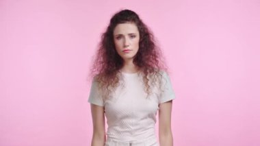 Pembe renkte izole edilmiş hoşnutsuz bir kadın. 