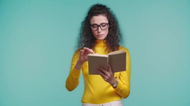 Turkuazda kitap okuyan üzgün kadın. 