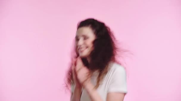 Glimlachende Vrouw Klappen Springen Geïsoleerd Roze — Stockvideo