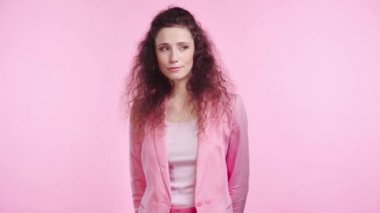 Gülümseyen kadın pembe üzerine izole edilmiş hediye gösteriyor.