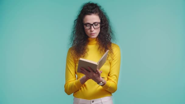 Mujer Enfocada Lectura Libro Aislado Turquesa — Vídeo de stock