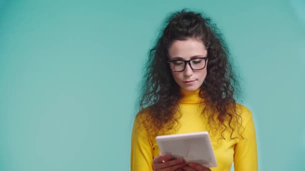 Mujer Sonriente Mostrando Tableta Digital Aislada Turquesa — Vídeos de Stock