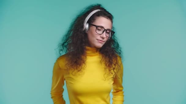 Sonriente Mujer Con Auriculares Bailando Aislado Turquesa — Vídeo de stock