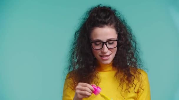 Sonriente Mujer Soplando Burbujas Jabón Aislado Turquesa — Vídeo de stock