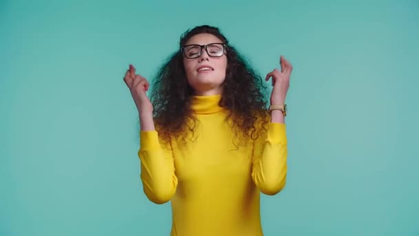 Ustaraná Žena Ukazující Zkřížené Prsty Izolované Tyrkysové — Stock video