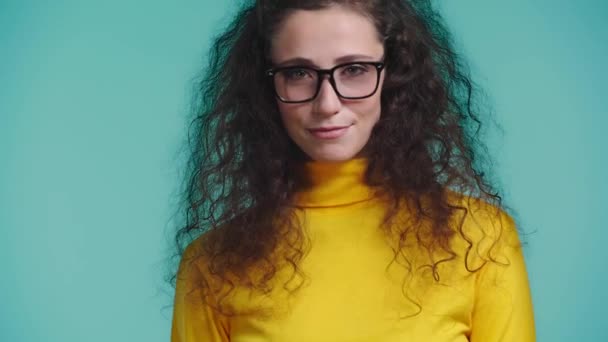 Sonriente Mujer Mostrando Aislado Turquesa — Vídeos de Stock