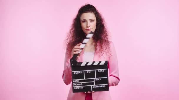 Smiling Woman Clapping Clapboard Isolated Pink — Stock Video