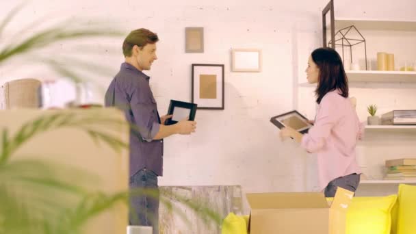 Couple Hanging Empty Photo Frames Wall Packages — 图库视频影像