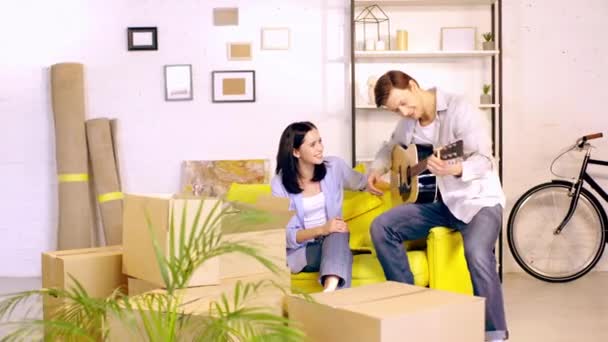 Man Playing Guitar Girlfriend Packages New Home — 图库视频影像