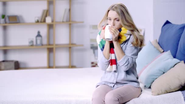 Kranke Frau Trinkt Tee Und Hustet Wohnung — Stockvideo