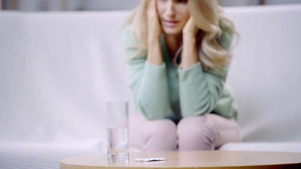 Selektive Fokussierung Von Glas Wasser Und Frau Mit Kopfschmerzen Hintergrund — Stockvideo