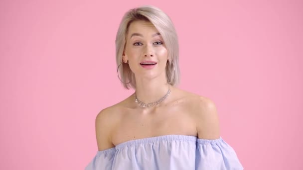 Chica Feliz Blusa Con Hombros Desnudos Agitando Mano Aislado Rosa — Vídeo de stock
