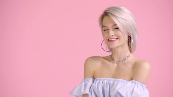 Vrolijk Meisje Blouse Met Naakt Schouders Poseren Geïsoleerd Roze — Stockvideo