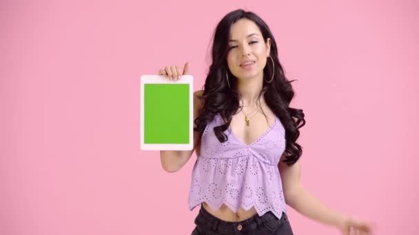 Förvånad Flicka Pekar Med Fingret Digital Tablett Isolerad Rosa — Stockvideo