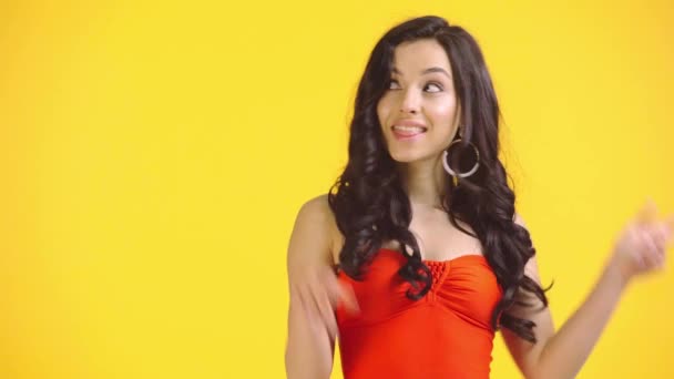 Excitada Chica Traje Baño Apuntando Con Los Dedos Aislados Amarillo — Vídeo de stock
