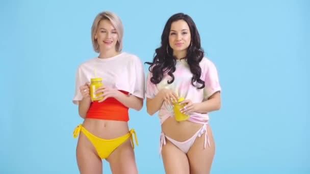 Glückliche Mädchen Mit Orangensaft Blasen Luftküsse Isoliert Auf Blau — Stockvideo