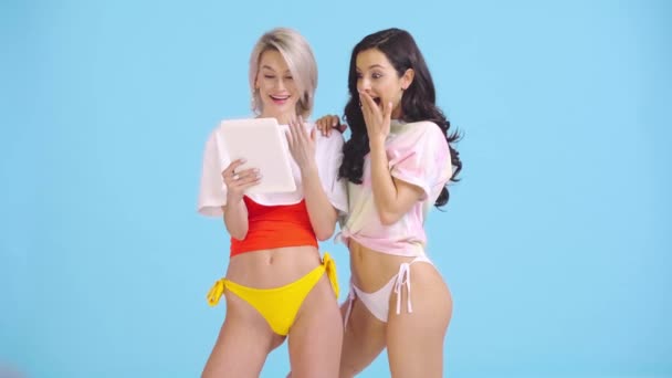 Filles Avec Tablette Numérique Montrant Geste Gagnant Pouce Vers Haut — Video