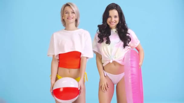 Gülümseyen Kızlar Şişme Top Yüzme Yüzüğüyle Mavi Üzerinde Sallıyorlar — Stok video