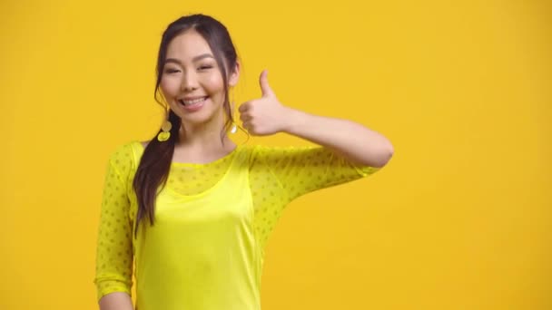 Positivo Asiatico Ragazza Mostrando Pollice Isolato Giallo — Video Stock