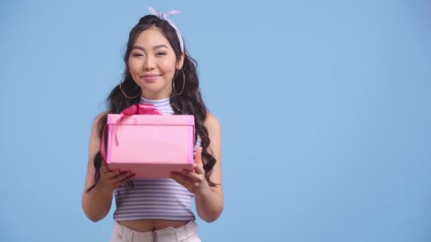 Glückliches Kasachisches Mädchen Schenkt Geschenk Isoliert Auf Blau — Stockvideo