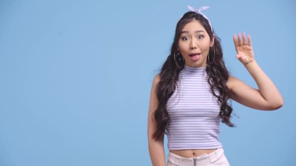 Attraktive Asiatische Mädchen Zeigen Blah Blah Geste Isoliert Auf Blau — Stockvideo