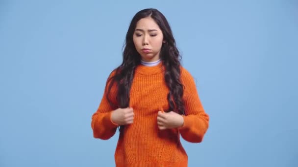 Hübsches Kasachisches Mädchen Pullover Fühlt Sich Heiß Isoliert Auf Blau — Stockvideo