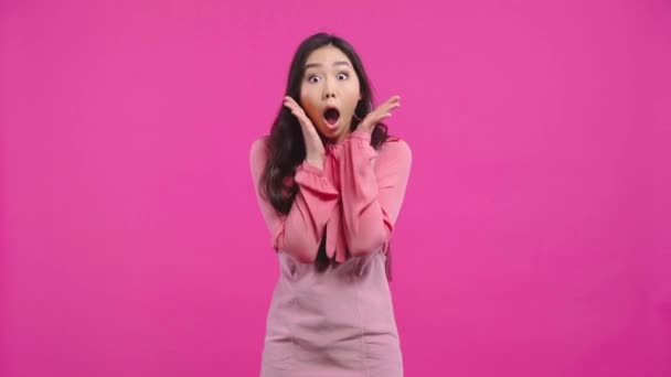 興奮したアジアの女の子ジェスチャーピンクで隔離された — ストック動画