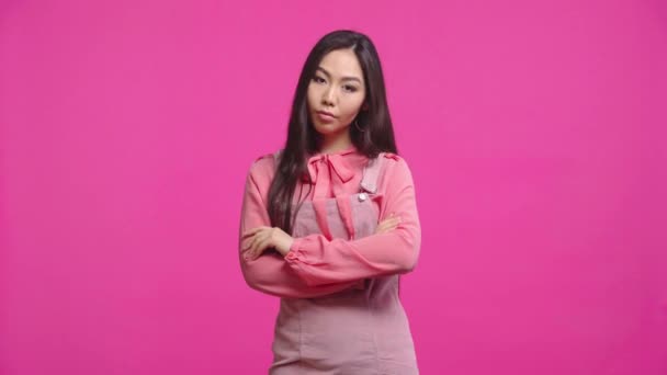 Missnöjd Kazakh Kvinna Visar Ingen Gest Isolerad Rosa — Stockvideo