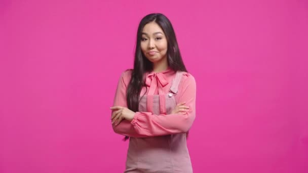 Kazah Lány Keresztbe Tett Karokkal Mutatja Hüvelykujját Fel Elszigetelt Rózsaszín — Stock videók