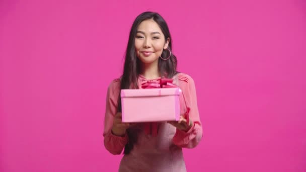 Gelukkig Kazakh Meisje Geven Cadeau Geïsoleerd Roze — Stockvideo