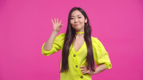 Bonito Kazakh Menina Mostrando Blá Blá Blá Gesto Isolado Rosa — Vídeo de Stock