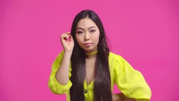 Bonita Chica Kazakh Aplicando Rímel Aislado Rosa — Vídeos de Stock