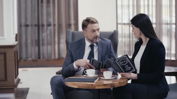 Lobide Kahve Masasının Yanında Menüsü Olan Ortakları — Stok video