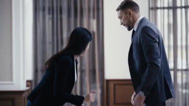 Belgeleri olan bir iş adamı, restoran lobisinde iş arkadaşıyla buluşuyor.