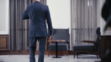 Lobide belgeli bir iş adamı oturuyor.